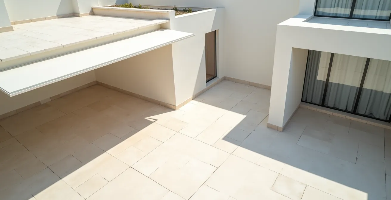 Vue aérienne minimaliste d'une terrasse avec ombrage géométrique
